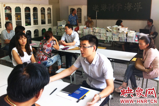 各區(qū)受理咨詢的教育部門工作人員對(duì)于提出的問(wèn)題一一作出解答。