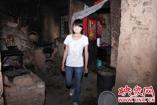 離大學(xué)校門(mén),只有“一步之遙”的孩子。