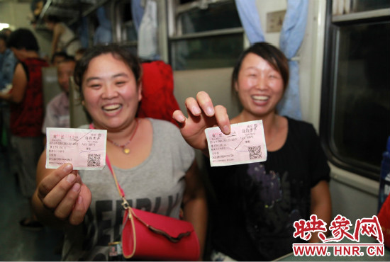 進(jìn)疆棉農(nóng)展示前往烏魯木齊的車(chē)票。