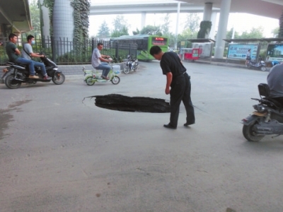 市民探頭看，大坑“深不可測”。