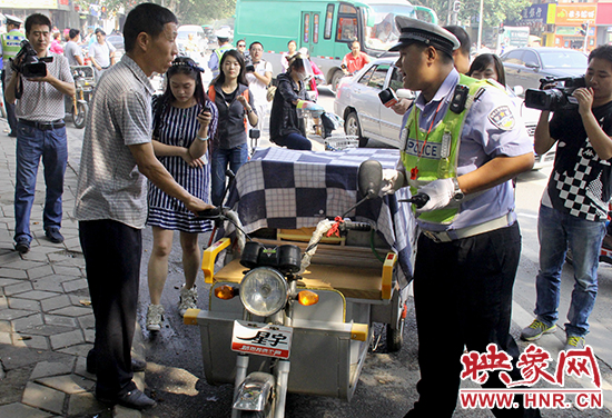 一輛拉有煤氣罐的三輪車被查 一輛拉有煤氣罐的三輪車被查