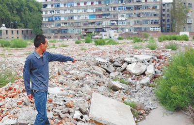 寧寧的父親說：女兒就是在這兒被打的。