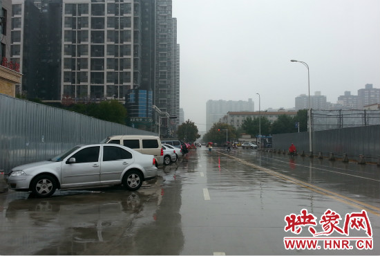 在新開(kāi)通的東明路上,仍有多數(shù)私家車(chē)違規(guī)停車(chē)。