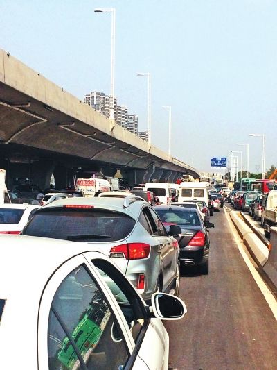 因塌方，中原路西三環(huán)交叉口附近擁堵嚴(yán)重