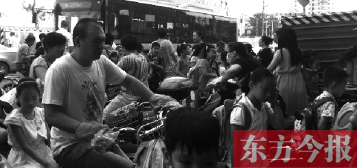 9月4日下午，文化路一小附近，大批陪讀家長(zhǎng)接孩子。