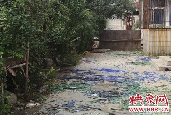 社區(qū)內已是狼藉一片。