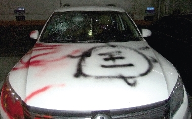 鄭州小區(qū)白色越野車(chē)遭襲 車(chē)身被噴多個(gè)烏龜圖案 鄭州小區(qū)白色越野車(chē)遭襲 車(chē)身被噴多個(gè)烏龜圖案