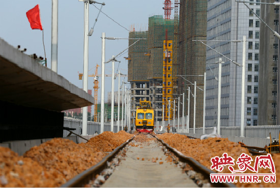 工程車在鋪好的軌道上忙碌不停。