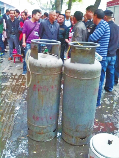 這兩個(gè)大塊頭沒(méi)事，眾人懸著的心平靜下來(lái)。