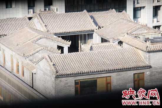 這座建筑里面的裝修奢華考究，門窗和吊頂均為紅木。