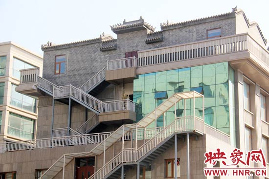 這座建筑的背面，已建好步梯。