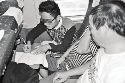 泌陽(yáng)警方打掉特大電信詐騙團(tuán)伙 從廣東押回嫌犯92人 泌陽(yáng)警方打掉特大電信詐騙團(tuán)伙 從廣東押回嫌犯92人