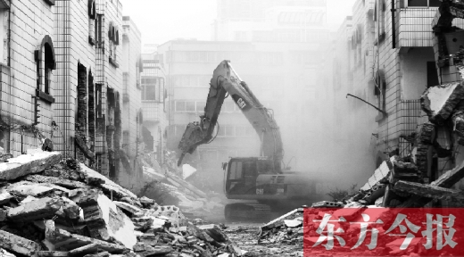 昨日，鄭州市棗莊社區(qū)拆遷現(xiàn)場，揚塵漫天，附近居民叫苦不迭