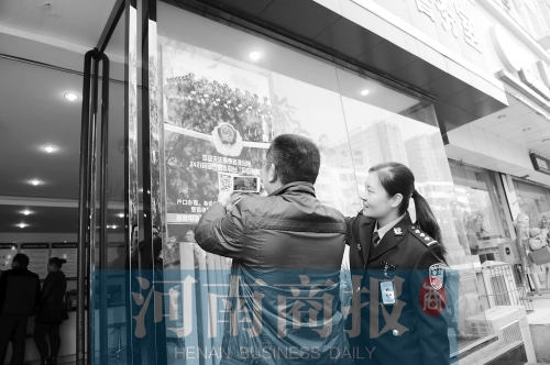 市民正在掃描二維碼，加關(guān)注