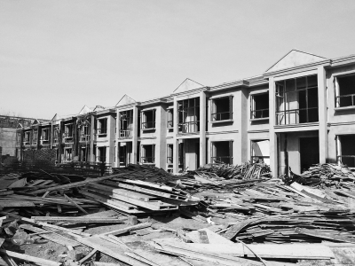 別墅群現(xiàn)場，工人正在施工，部分建筑已經(jīng)封頂。