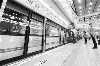 地鐵站內(nèi)電梯、車門處均貼有安全提示標識。