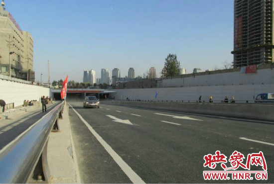 紅專路下穿中州大道隧道工程西起紅專路與姚寨路交叉口，東至紅專路與龍湖外環(huán)路交叉口。