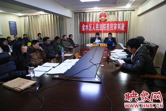 12月2日上午9點(diǎn)，鄭州市金水區(qū)法院將法庭搬到了經(jīng)八路辦事處，并案審理了這6起勞務(wù)糾紛案件。