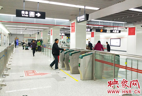 進(jìn)站處也沒(méi)有工作人員。