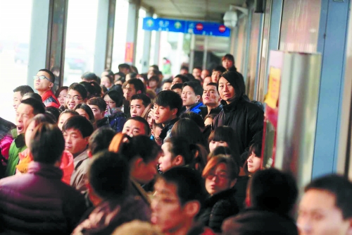 早高峰期，很多上班族在此換乘