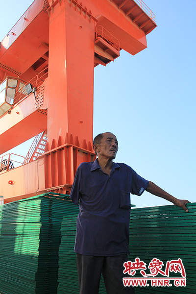 2014年7月31日，淅川縣九重鎮(zhèn)陶岔村獨(dú)臂護(hù)水員李進(jìn)群在淅川渠首。