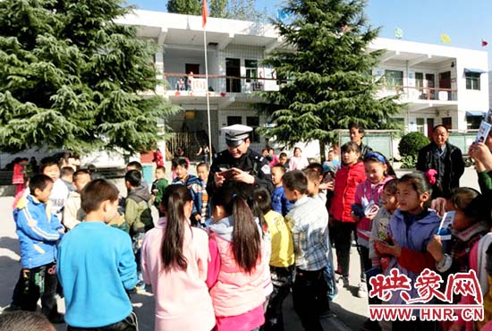 民警為學(xué)生傳授交通安全常識(shí)
