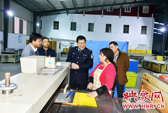 政委陳兆甲深入企業(yè)走訪，了解企業(yè)生產(chǎn)及周邊治安狀況。