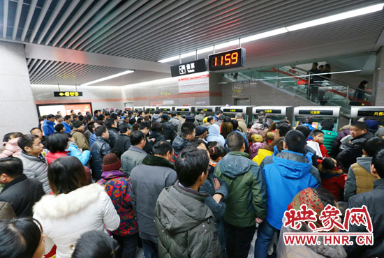 地鐵開通首日，上午十一點(diǎn)五十九分，紫荊山地鐵站售票機(jī)前擠滿了買票的市民。