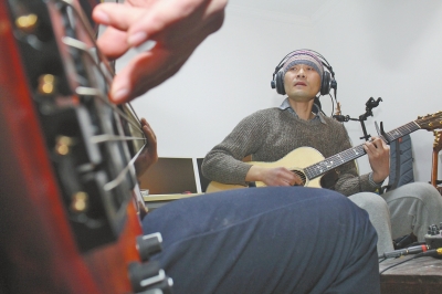 抱著吉他撥弄琴弦，子芙唱著自己的音樂(lè)。