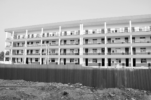 被平移的教學(xué)樓有四層，總重達(dá)6000多噸