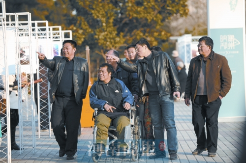 2009年9月15日，老鄰居們陪高新海游綠城廣場(chǎng) 井勇/供圖