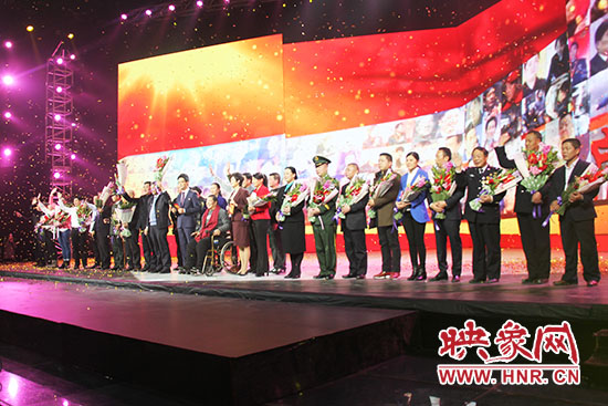 10位獲獎(jiǎng)?wù)吆?個(gè)愛(ài)心集體合影。