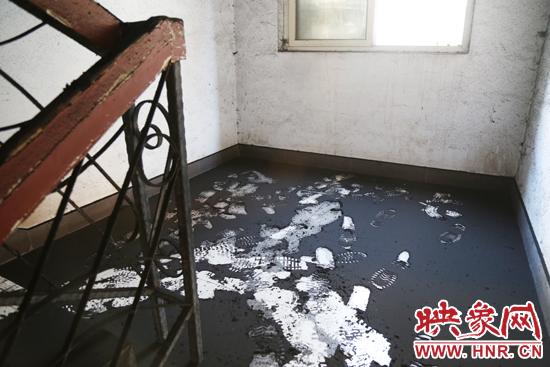 一樓到六樓的樓道內(nèi)都是黑色的煙塵。