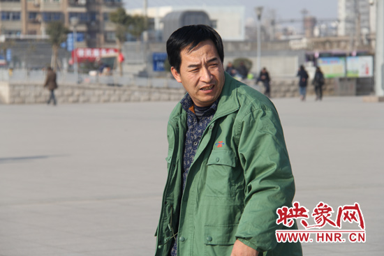 老陳說；“能趕在小年前回家高興，不覺得累?！? width=