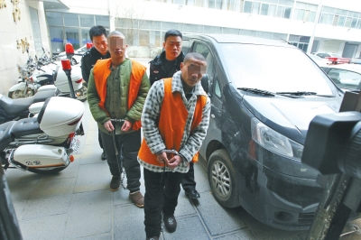 倆刑釋男子，冒充“富二代”，微信搜附近的人，專搶出入娛樂場所女性