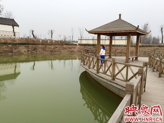 事發(fā)處就挨著亭子。