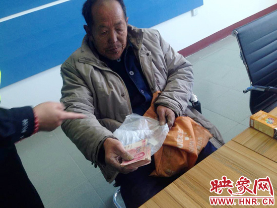 在把老人帶回駐地后，老人竟又從身上掏出幾千元現(xiàn)金要塞給民警。