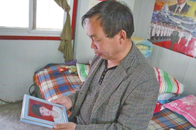 　每次想起自己3歲小孫女的無辜離世，老高都深深地悔恨自己交友不慎