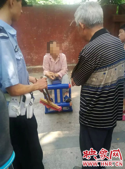 老太當(dāng)時(shí)坐在健身器材上做仰臥起坐，說環(huán)衛(wèi)工人影響她鍛煉身體了，便開始謾罵環(huán)衛(wèi)工人。