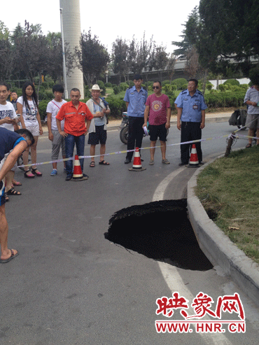 市民調(diào)侃這次塌陷難道是天太熱？