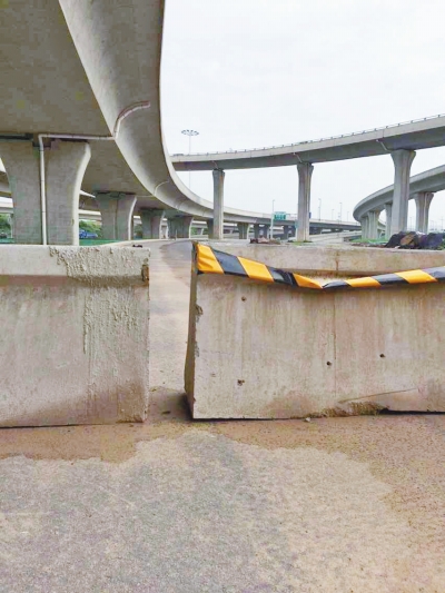  京廣快速路北延地面道路北三環(huán)入口處，一排石墩擋道，不讓入內(nèi)。