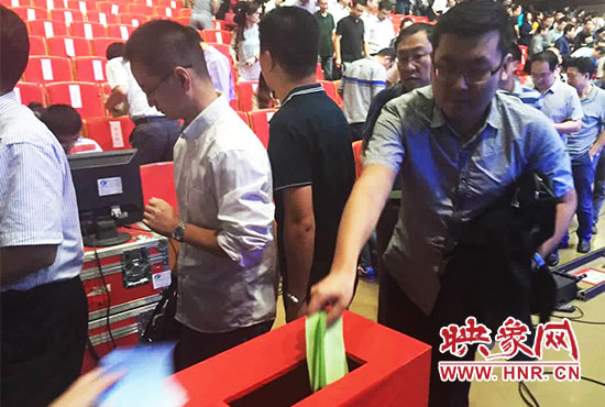 專家、評(píng)委、全局干部職工代表現(xiàn)場(chǎng)投票。