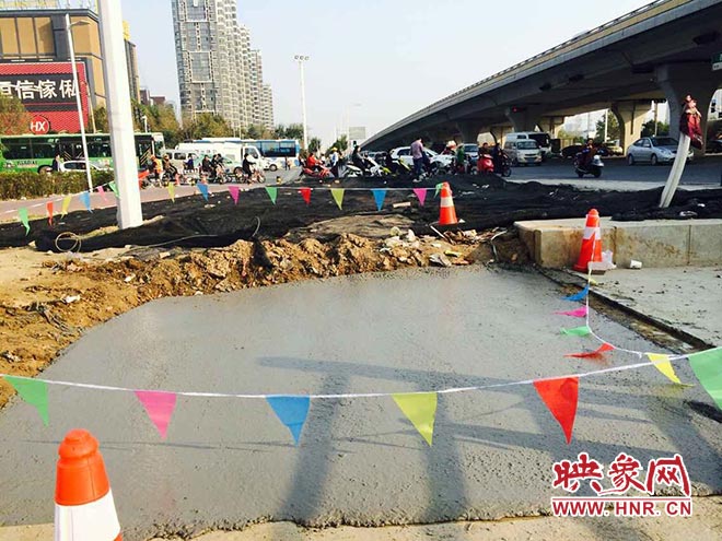 路面“等通知”6個月未修筑 路面“等通知”6個月未修筑