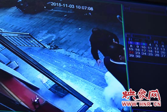 監(jiān)控錄像顯示，男子走向皮皮，將其拐走。