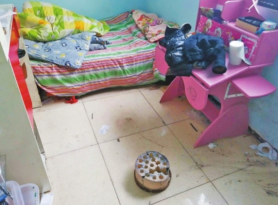 在理發(fā)店死者居住的臥室內，地上放有一個大煤球。