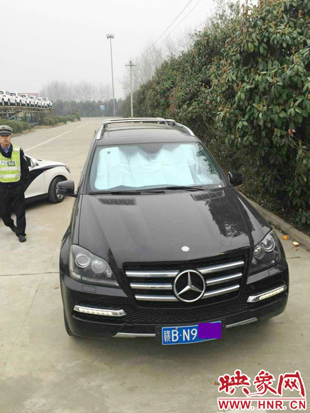 江西男子奔馳車中睡覺一氧化碳中毒，周口高速交警及時發(fā)現(xiàn)。