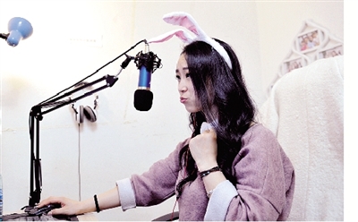 在一次直播中，小米戴上兔子頭飾，向網(wǎng)友賣萌