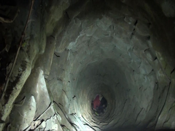 險(xiǎn)！女子凌晨墜入15米深井 命懸一線