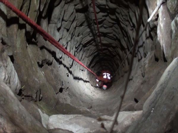 險(xiǎn)！女子凌晨墜入15米深井 命懸一線