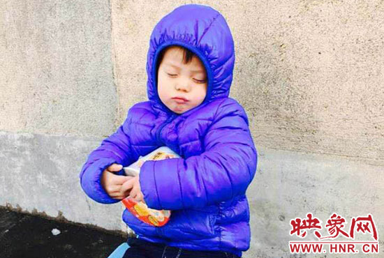 5歲娃冰天雪地睡著。